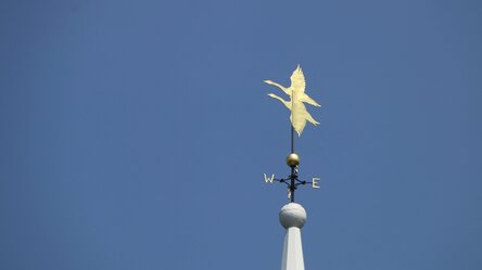 Wetterhahn auf Kirchturm