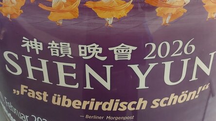Plakat von Shen Yun am Hbf Berlin