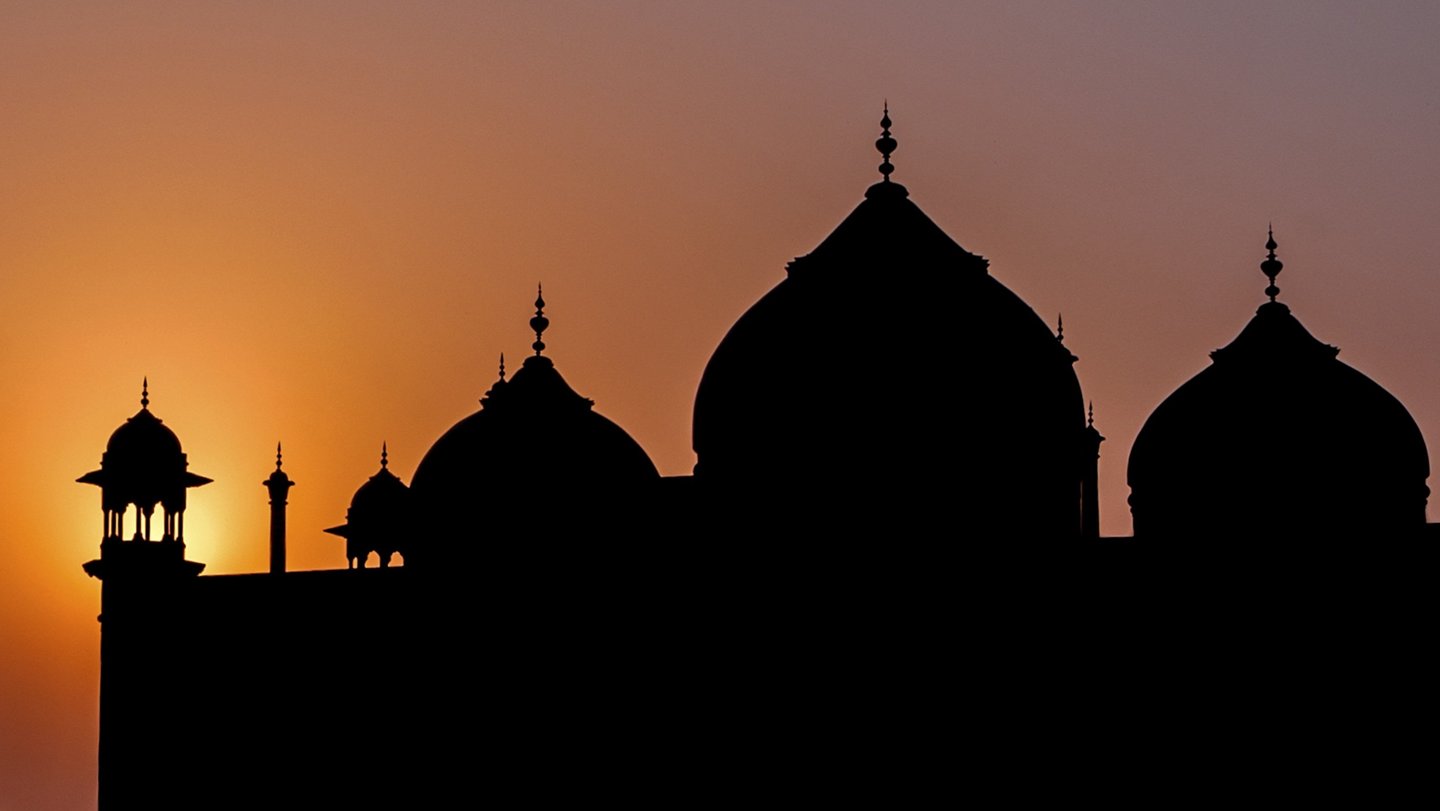 Silhouette einer Moschee in der Dämmerung