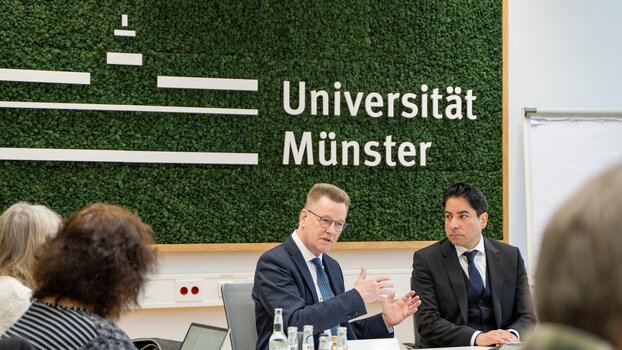 Johannes Wessels und Mouhanad Khorchide beim Pressegespräch im münsterschen Schloss