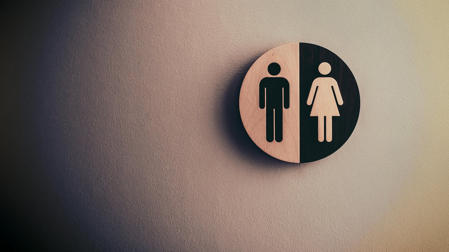 Toilettenschild mit Symbolbild für "Männer" und "Frauen"
