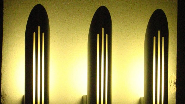 Dunkler Raum, an der Wand Lichtschein von Lampen