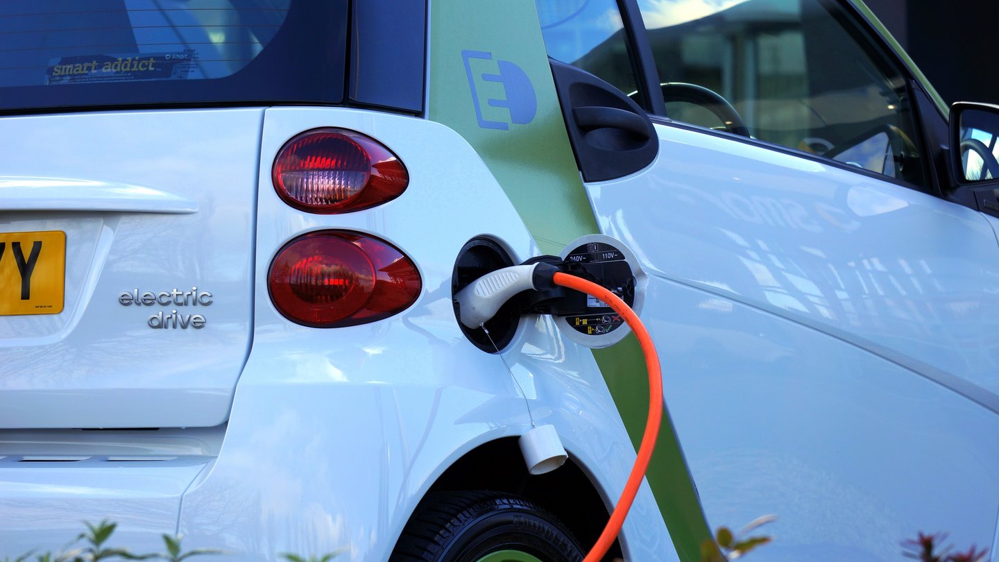 Elektroauto wird geladen