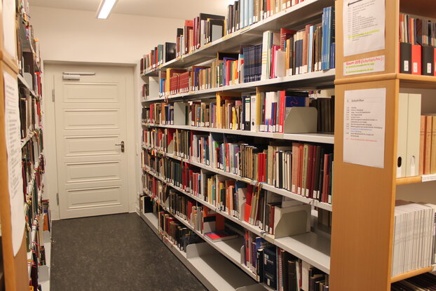 Ein Regal voller Bücher