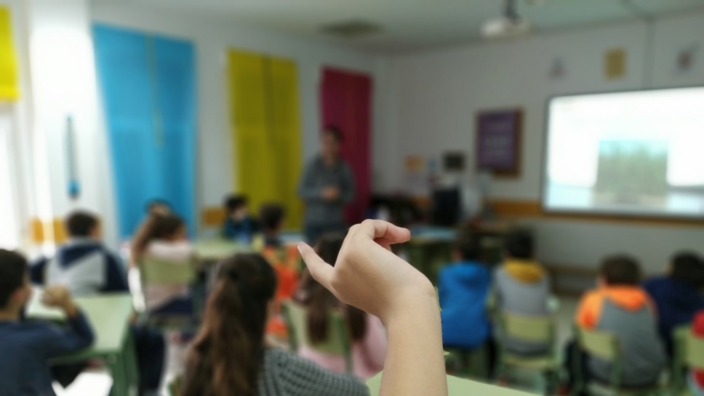 Schüler in einem Klassenzimmer beim Unterricht