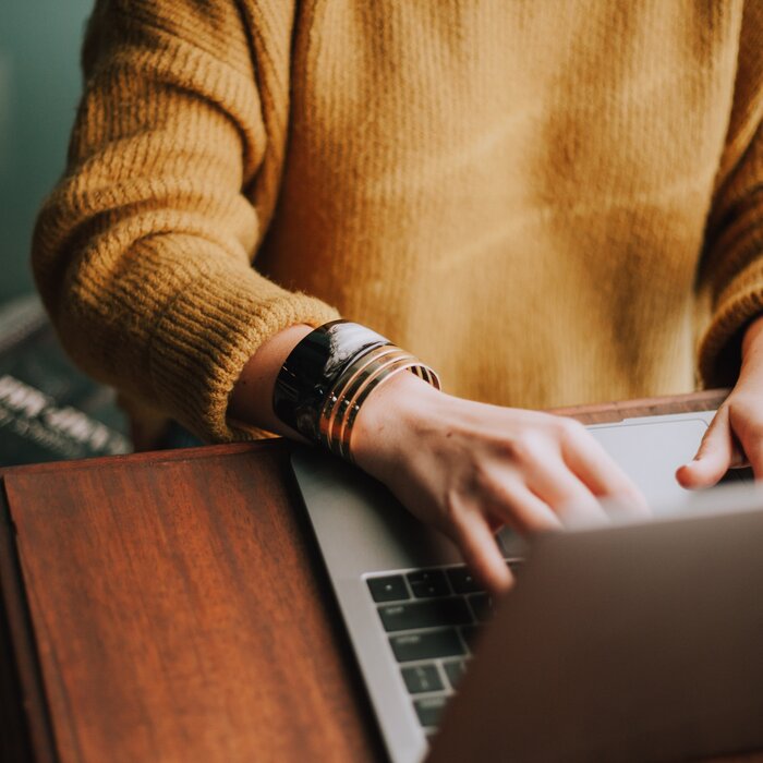 Support Webbaukasten EKD Frau arbeitet am Laptop