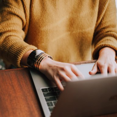 Frau arbeitet am Laptop