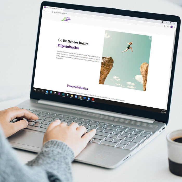 Laptop mit Browser-Ansicht Webseite Go For Gender Justice