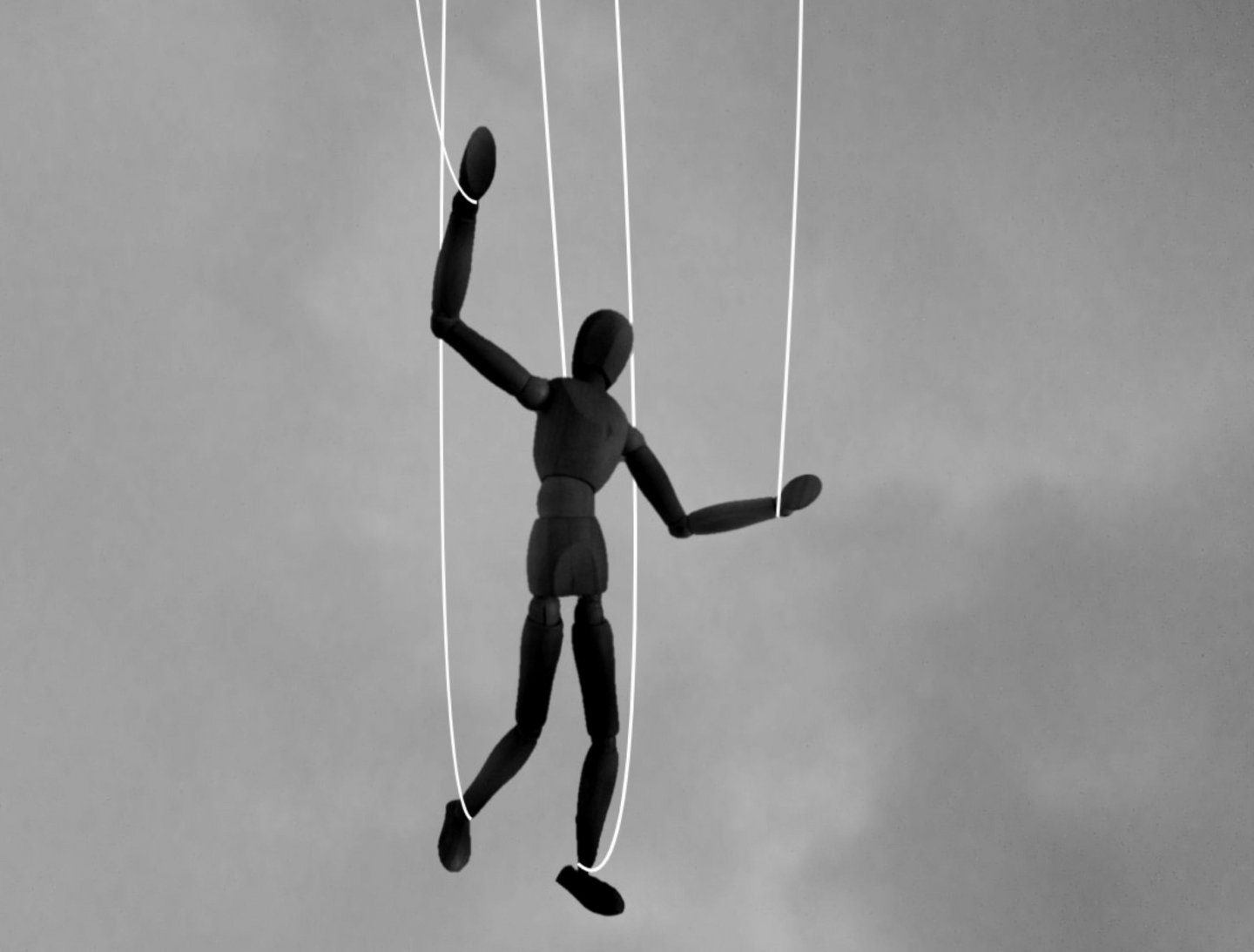 Marionette mit Hand des Marionettenspielers