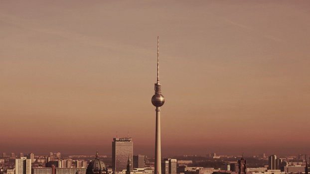 Himmel über Berlin mit dem Fernsehturm in der Dämmerung