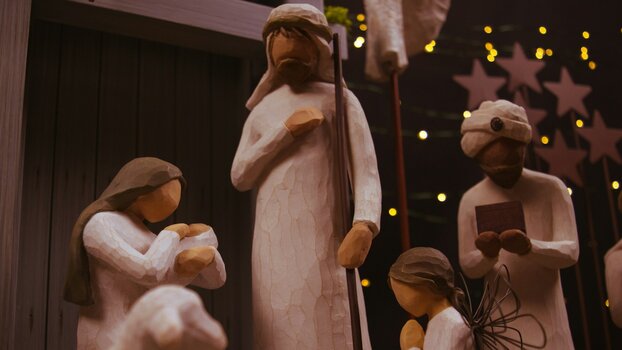 Weihnachtliche Krippenszene mit Holzfiguren vorm Stall